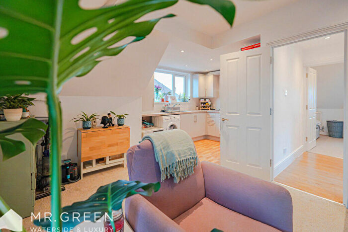 1 Bedroom Apartment For Sale In Southbourne Grove, Bournemouth, Dorset, BH6