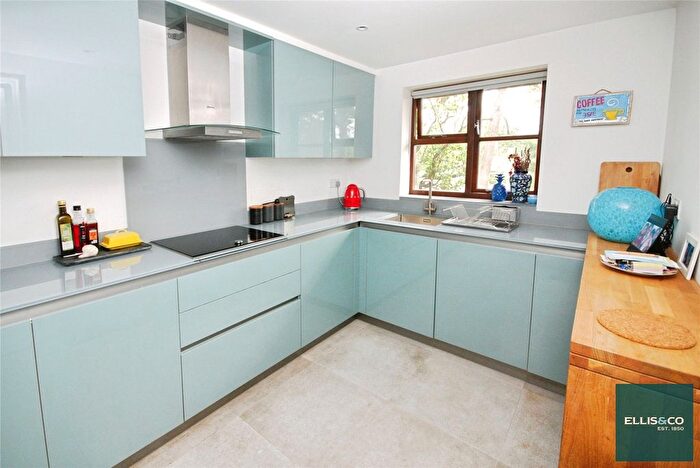 2 Bedroom Flat For Sale In Woodlands, Golders Green, NW11