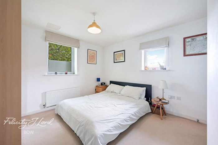 2 Bedroom Flat For Sale In Bow Road, London, E3