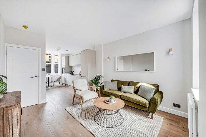 2 Bedroom Flat For Sale In Mill Hill Road, London, W3