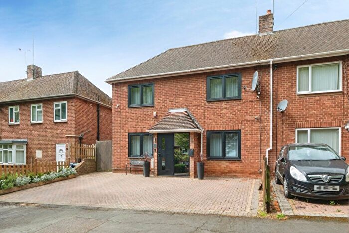 4 Bedroom Semi Detached House For Sale In Ferndale Road, Banbury, Oxfordshire, OX16