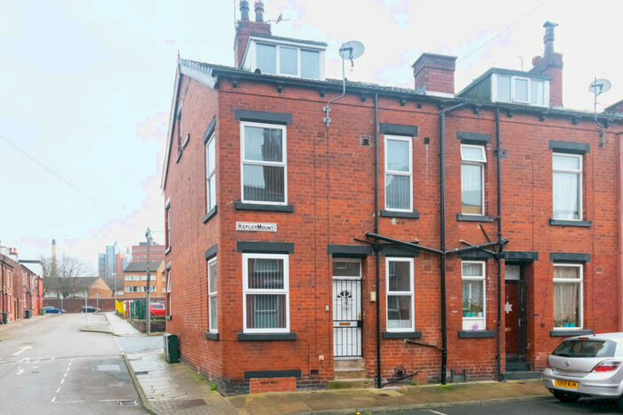 2 Bedroom End Of Terrace House To Rent In Kepler Mount, Leeds, LS8