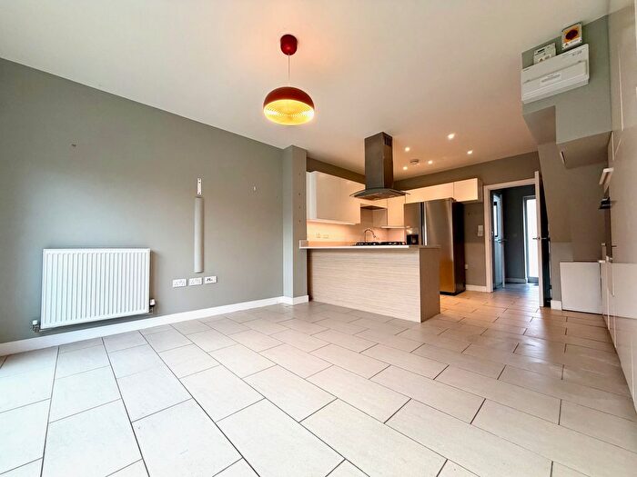 4 Bedroom Town House To Rent In Whittington Road, Cambridge, CB2