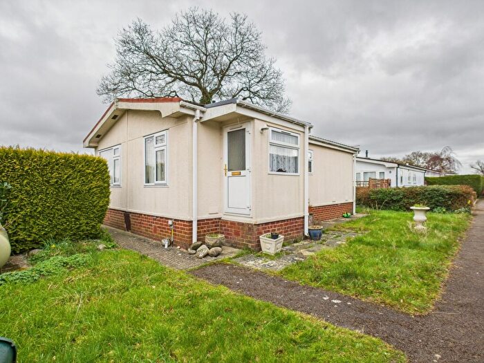2 Bedroom Park Home For Sale In Holly Close, Thatcham, RG19