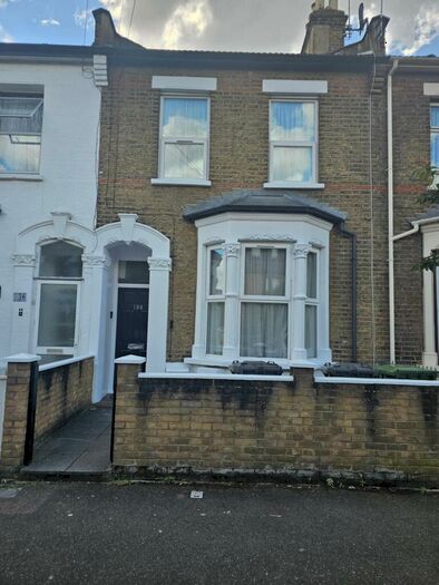 3 Bedroom Flat To Rent In Langthorne Road, Leytonstone, E11