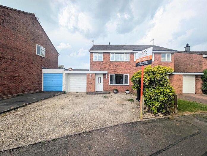 3 Bedroom Semi-Detached House For Sale In Sycamore Avenue, Evesham, WR11