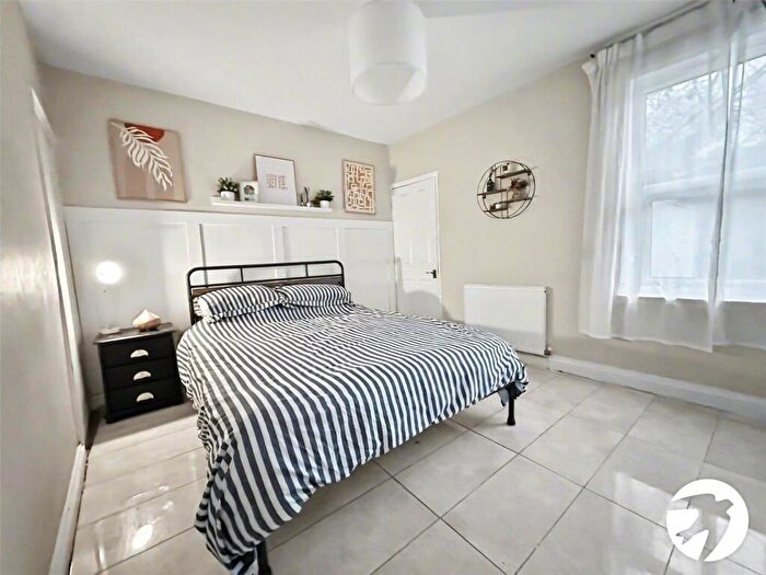 3 Bedroom Terraced House For Sale In Castle Road, Chatham, Kent, ME4