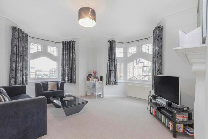 3 Bedroom Flat To Rent In Golders Green Road, London, NW11