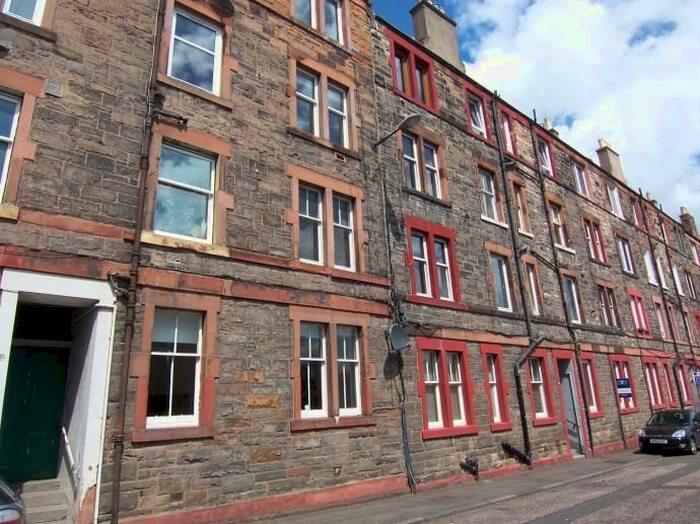 2 Bedroom Flat To Rent In Hawthornvale, Trinity, Edinburgh, EH6