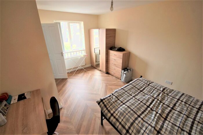 4 Bedroom Semi-Detached House To Rent In Surrey Drive, Coventry, CV3