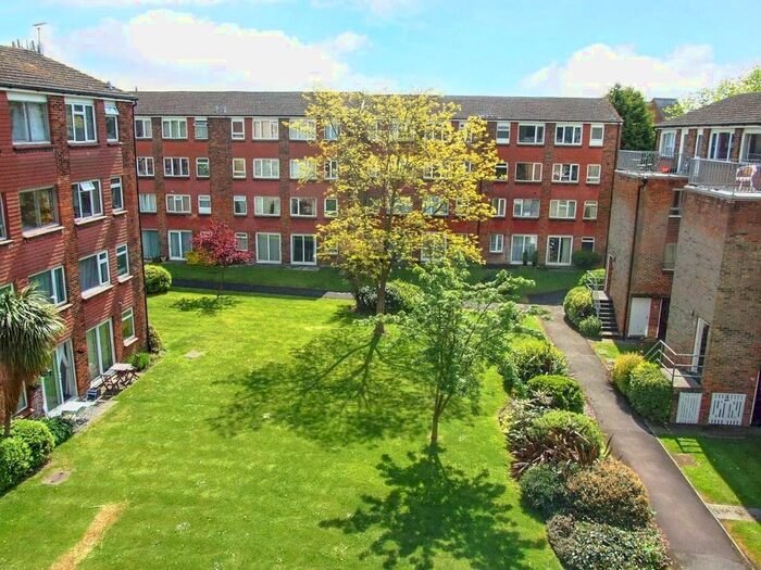 2 Bedroom Maisonette To Rent In Elms Road, Wokingham, Berkshire, RG40