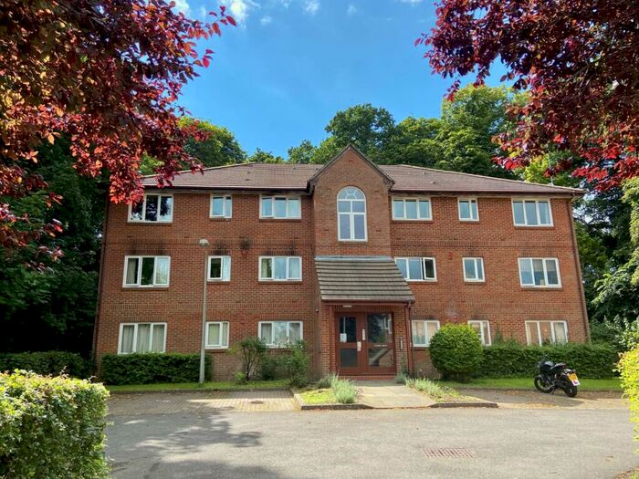 1 Bedroom Apartment To Rent In Tilebarn Close, Henley-On-Thames, Oxfordshire, RG9