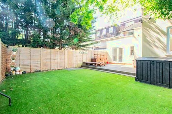 2 Bedroom Flat To Rent In Hendon Way, London, NW2