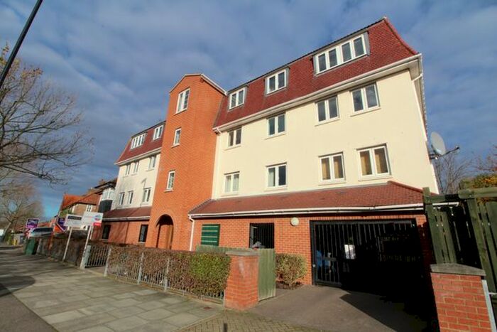 2 Bedroom Flat To Rent In Downham Way, Bromley, BR1
