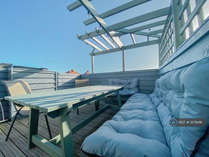 2 Bedroom Flat To Rent In Wear Bay Crescent, Folkestone, CT19