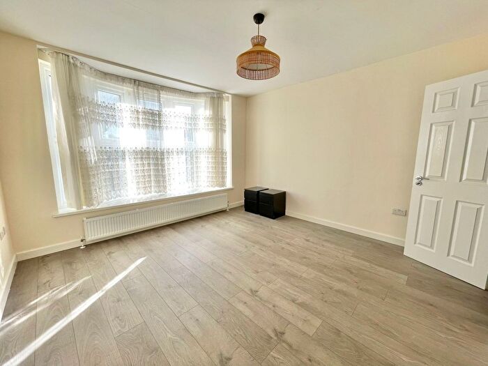 3 Bedroom Flat To Rent In Avenue Road, Southgate, N14