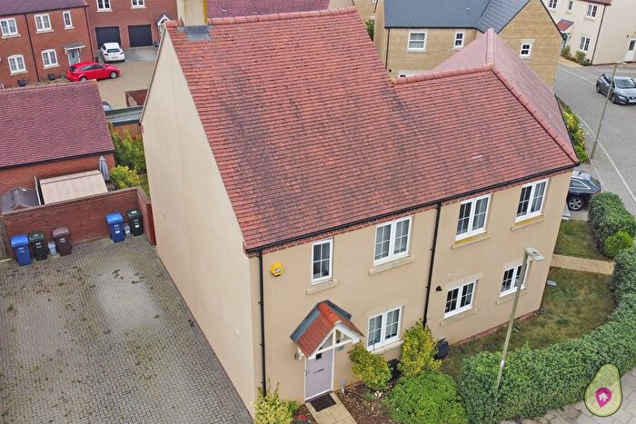 3 Bedroom Semi-Detached House To Rent In Sandown Road, Bicester, OX26