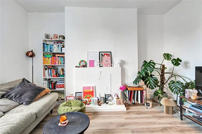 2 Bedroom Flat To Rent In Albion Road, London, N16