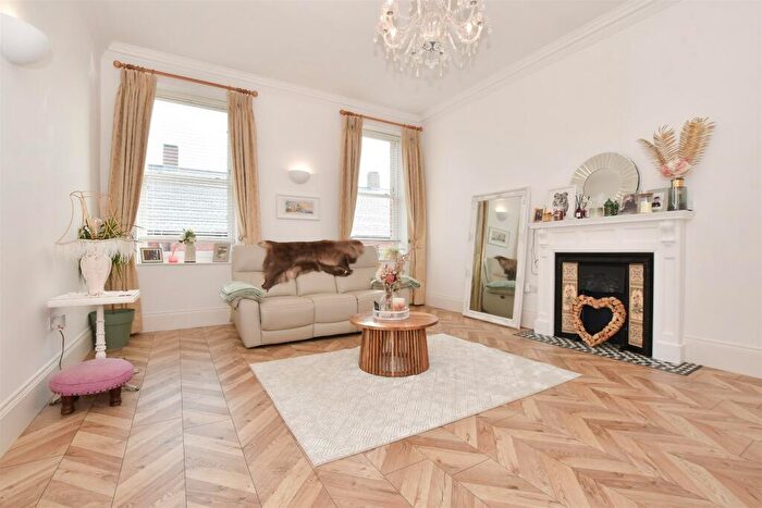 2 Bedroom Apartment For Sale In Whitecroft Park, Newport, Isle Of Wight, PO30