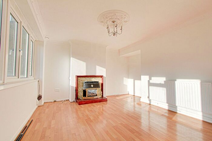 2 Bedroom Maisonette To Rent In Warminster Gardens, Croydon, SE25