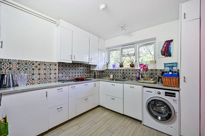 2 Bedroom Flat To Rent In Queens Road, Kingston Hill, Kingston Upon Thames, KT2