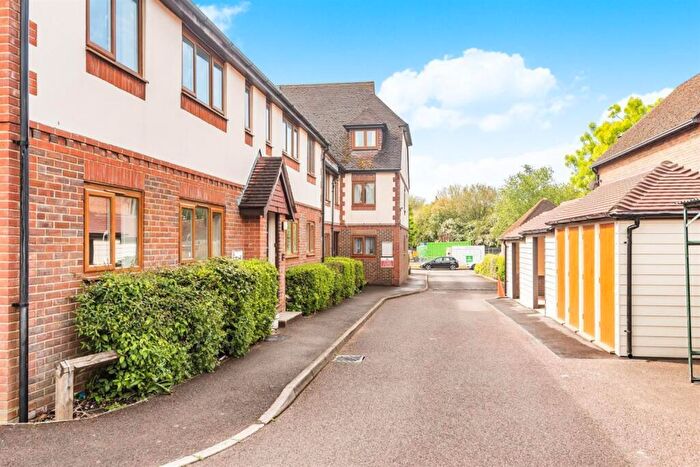2 Bedroom Flat To Rent In St. Christophers Close, Chichester, PO19