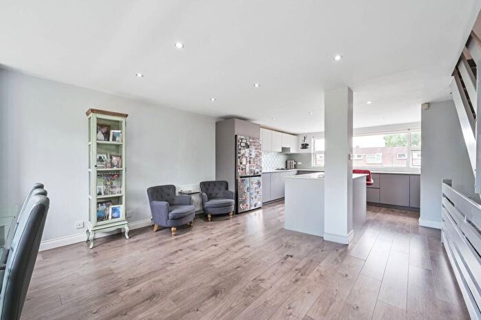 3 Bedroom Terraced House For Sale In Linksway, Hendon, London, NW4
