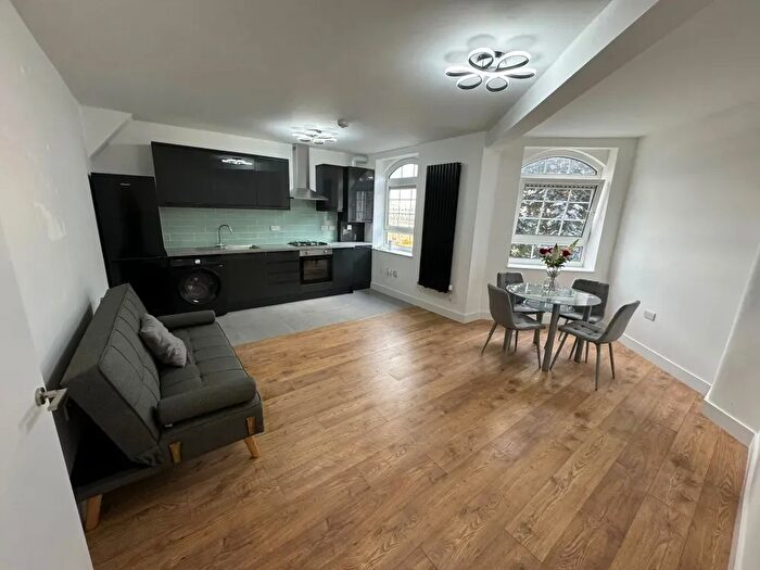 3 Bedroom Flat To Rent In Bromley High Street, London, E3