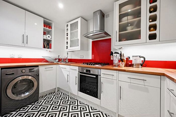 2 Bedroom Flat To Rent In Greenview Close, London, W3