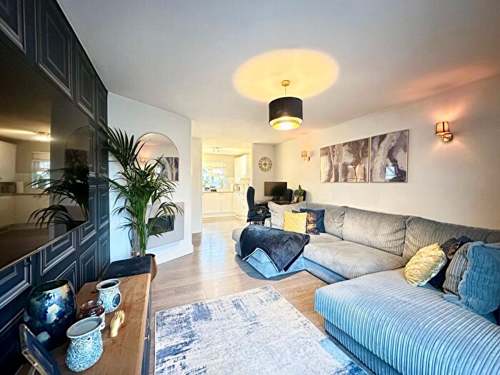 1 Bedroom Flat For Sale In Crouch Street, Noak Bridge, SS15