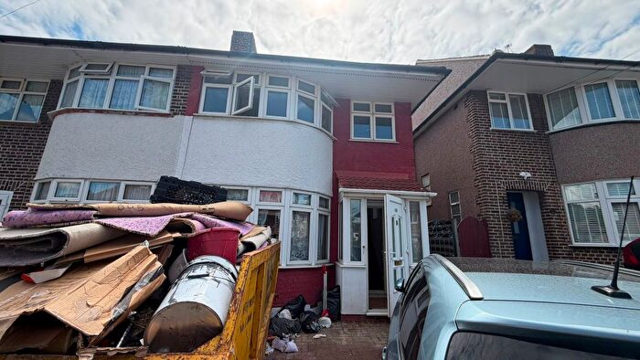 4 Bedroom Semi-detached House To Rent In Brunswick Gardens, Ilford, IG6