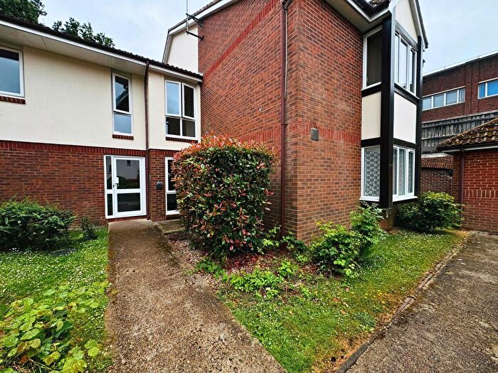 1 Bedroom Flat For Sale In Maunsell Park, Station Hill, Poundhill, Crawley, RH10