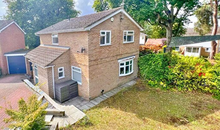 4 Bedroom Link Detached House For Sale In Oak Tree Road, Whitehill, Hampshire, GU35