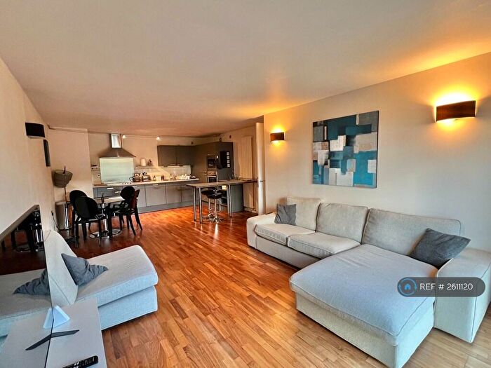 2 Bedroom Flat To Rent In Cedar Court, Prestwich, Manchester, M25
