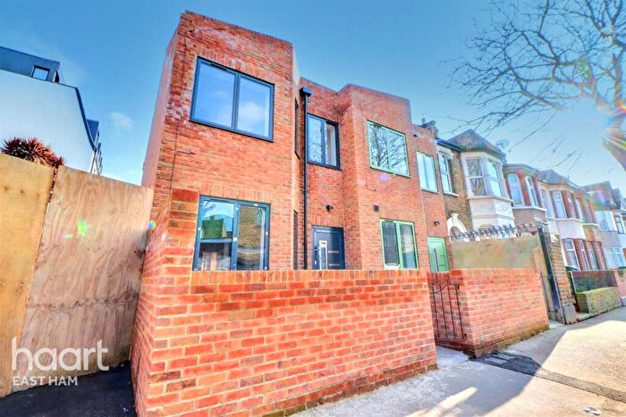 3 Bedroom End Of Terrace House To Rent In Inniskilling Road, London, E13