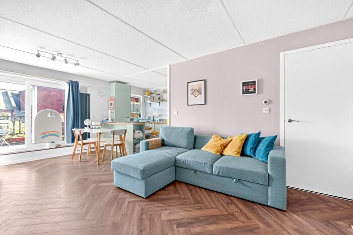 2 Bedroom Flat For Sale In Gladstone Road, Chiswick, W4
