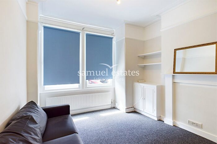 2 Bedroom Flat To Rent In College Road, Colliers Wood, SW19