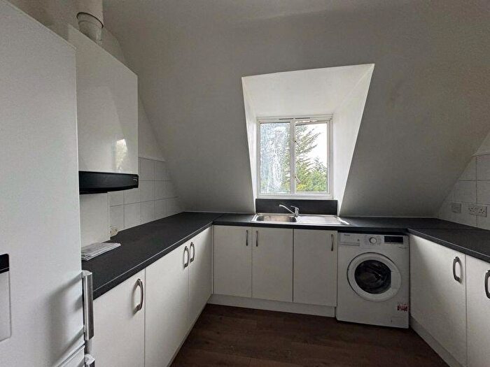 2 Bedroom Flat To Rent In Green Avenue, Mill Hill, NW7