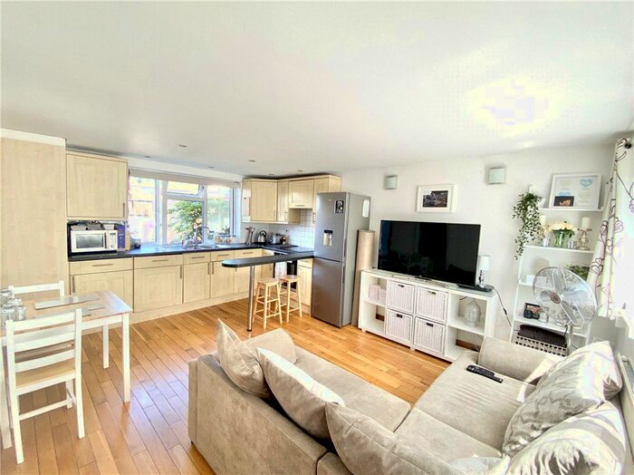 1 Bedroom Maisonette To Rent In Glebe Cottages, Twickenham Road, Twickenham TW13