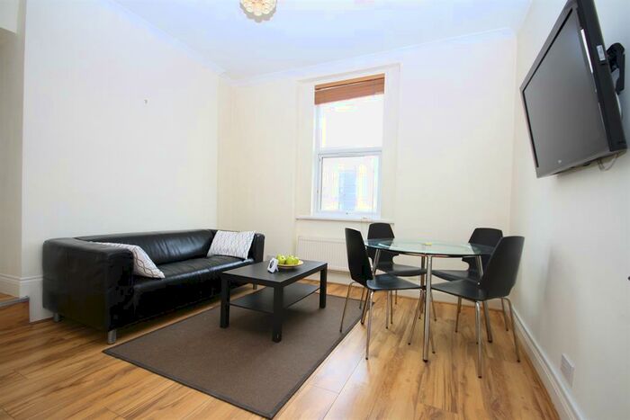 2 Bedroom Flat To Rent In New Cross Road, New Cross, London, SE14