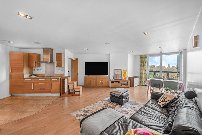 2 Bedroom Flat For Sale In City Tower, Limeharbour, E14