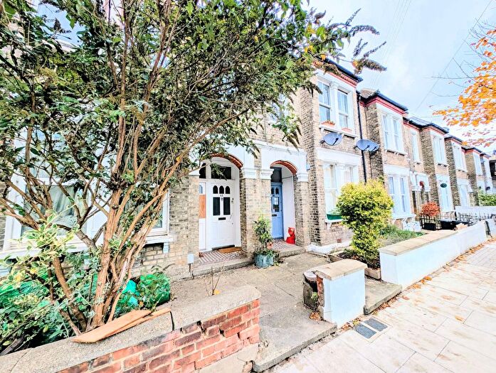 3 Bedroom Maisonette To Rent In Avarn Road, London, SW17