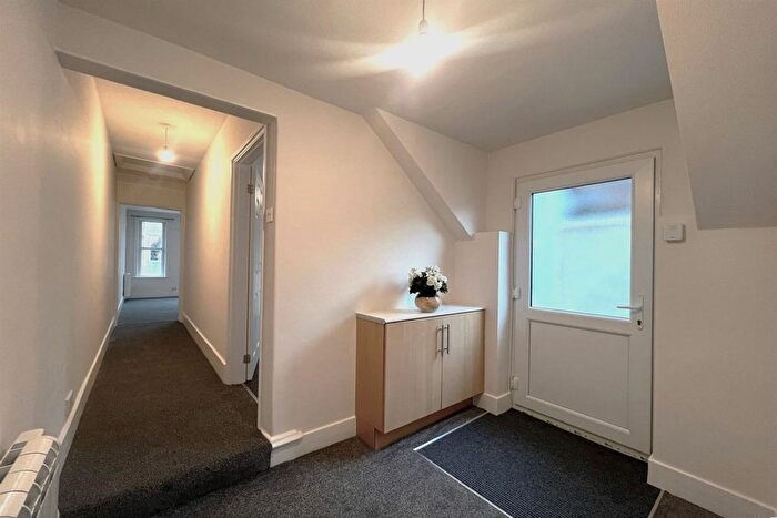 1 Bedroom Flat To Rent In Queen Street, Horsham, West Sussex, RH13