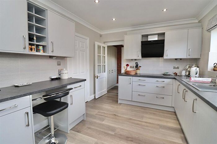 4 Bedroom Detached House For Sale In Mile End Park, Pocklington, York, YO42