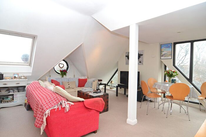 1 Bedroom Flat To Rent In Windmill Drive, Clapham Common, SW4