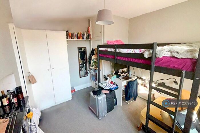 Studio To Rent In Walm Lane, London, NW2