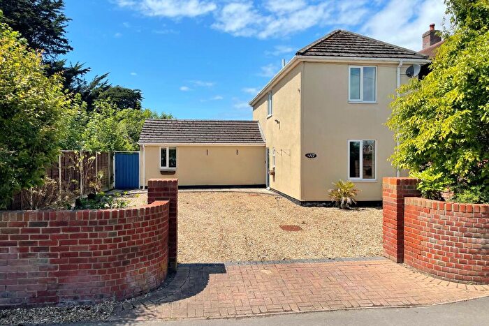 3 Bedroom Detached House For Sale In Newgate Lane, Fareham, PO14