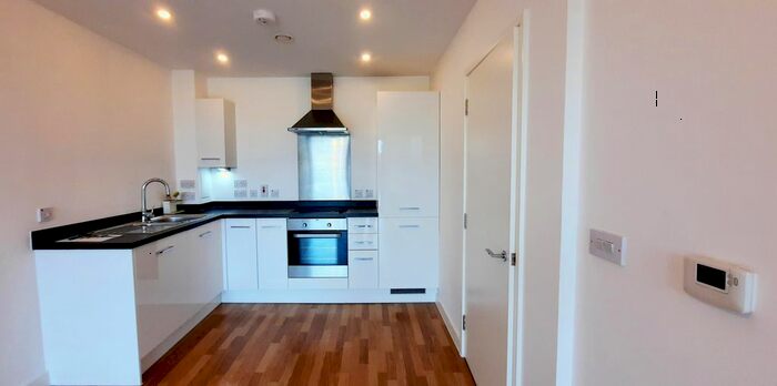 2 Bedroom Flat To Rent In Bloemfontein Road, London, W12