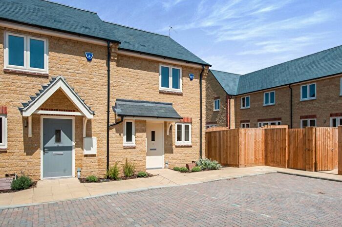 3 Bedroom Semi-Detached House To Rent In Mercer Gardens, Faringdon, SN7