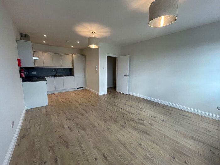 2 Bedroom Flat To Rent In Gladbeck Way, Enfield, EN2